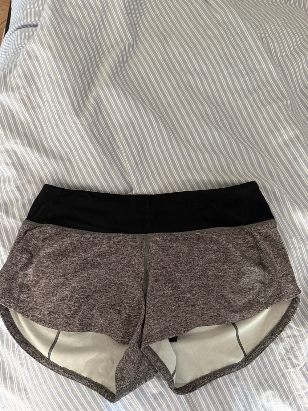Lululemon Speed Up Low-Rise Lined Short 2.5" Gray with Black Waistband